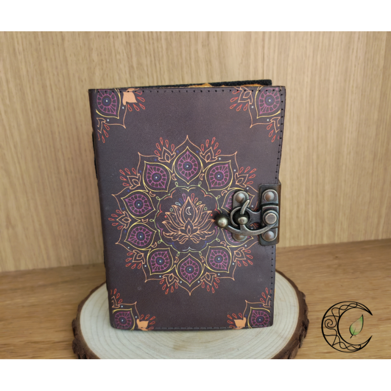 Grimoire en cuir avec motif Lotus Mandala violet et fermoir métallique antique