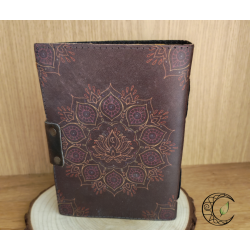 Grimoire en cuir avec motif Lotus Mandala violet et fermoir métallique antique