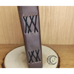 Grimoire en cuir avec motif Lotus Mandala violet et fermoir métallique antique