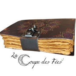 Grimoire en cuir avec motif Lotus Mandala violet et fermoir métallique antique